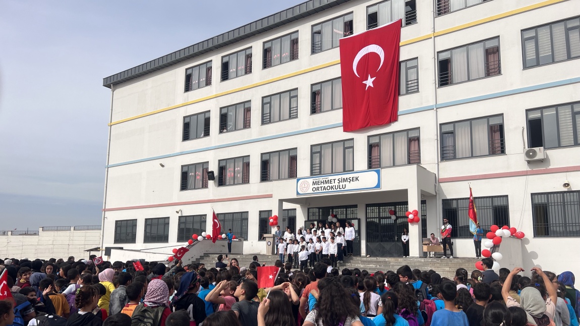 Mehmet Şimşek Ortaokulunda 29 Ekim Cumhuriyet Bayramı’mızın 100. yılı coşku ve sevinçle kutlandı.